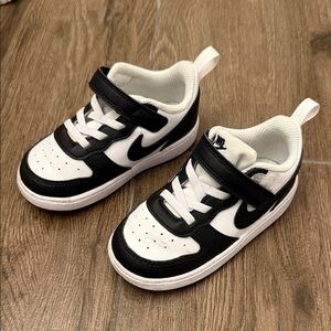 Nike Toddlers' Black and White Low-Top Hook-and-Loop Sneakers